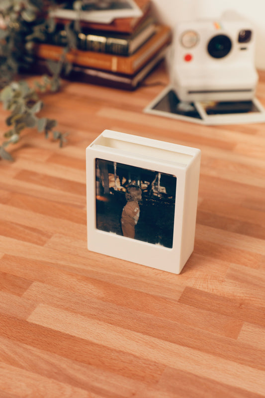 Polaroid 600 & iType display and storage frame - magnetic back